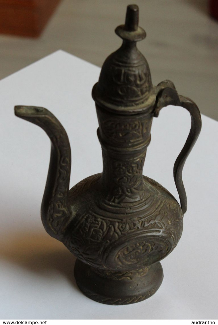 Aiguière Théière Orientale En Bronze Patine Mat Damasquiné Long Bec à Pan Coupé Décor Ciselé Anse Serpentifome Fin 19 èm - Teapots