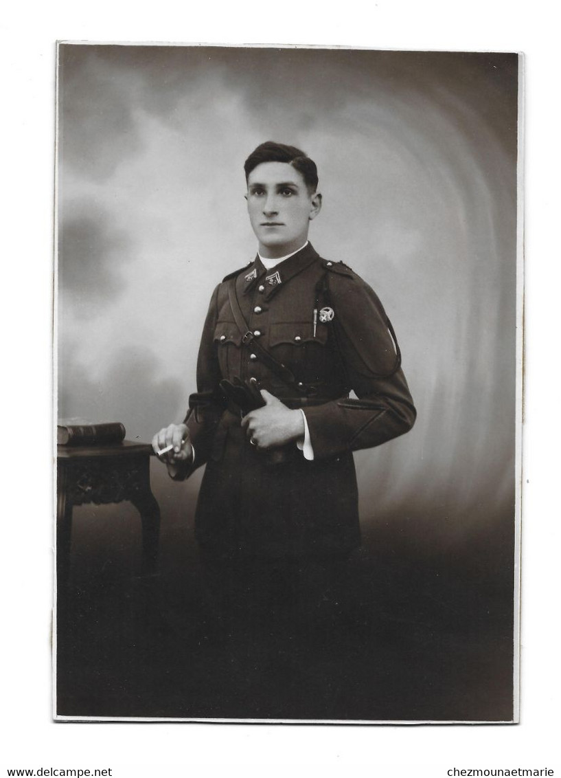 23E REGIMENT D INFANTERIE - UN SOLDAT AVEC SON INSIGNE - PHOTO MILITAIRE 20*14 CM - Guerra, Militari