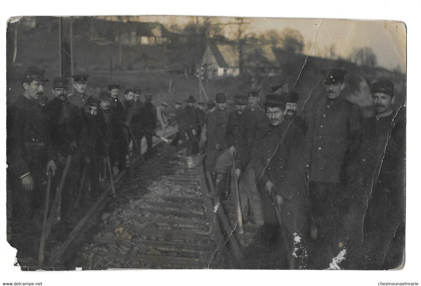 A LOCALISER - TRAVAUX DE PRISONNIERS SUR LE CHEMIN DE FER - SOLDATS FRANCAIS DONT DU 16E REGIMENT - CARTE PHOTO - Guerre 1914-18