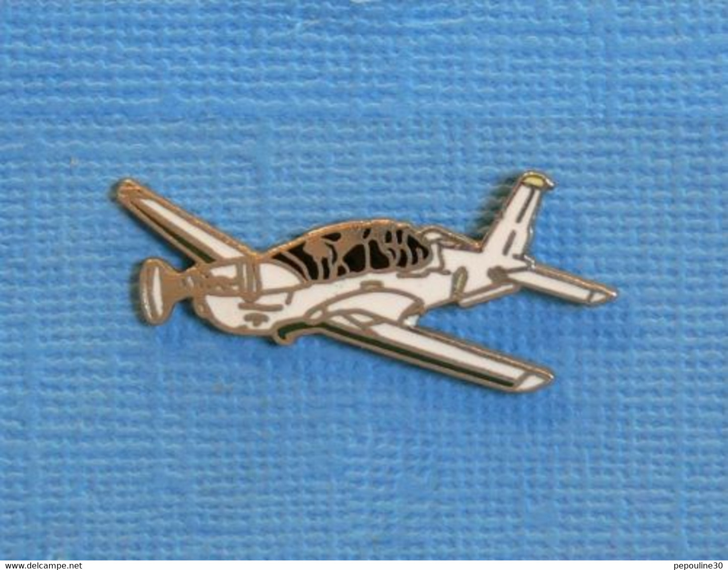 1 PIN'S // **  LE SOCATA TB-30 EPSILON / AVION D'ENTRAINEMENT MILITAIRE ** - Avions