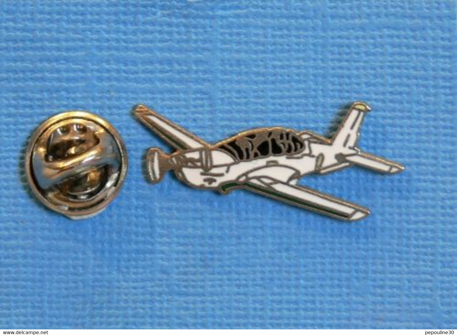 1 PIN'S // **  LE SOCATA TB-30 EPSILON / AVION D'ENTRAINEMENT MILITAIRE ** - Avions