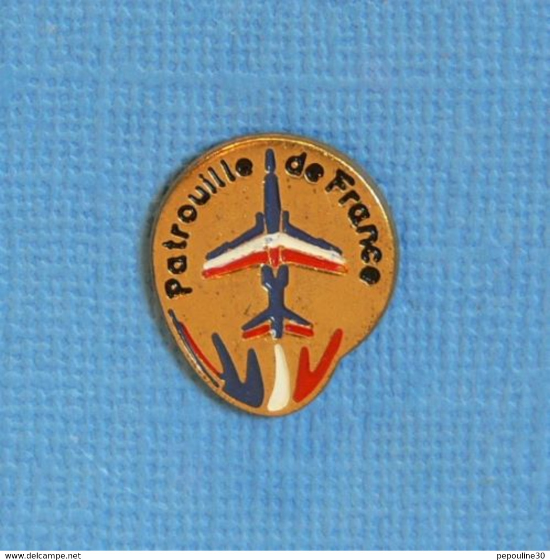 1 PIN'S // ** BADGE / PATROUILLE DE FRANCE / ALPHAJET / ARMÉE DE L'AIR ** - Avions