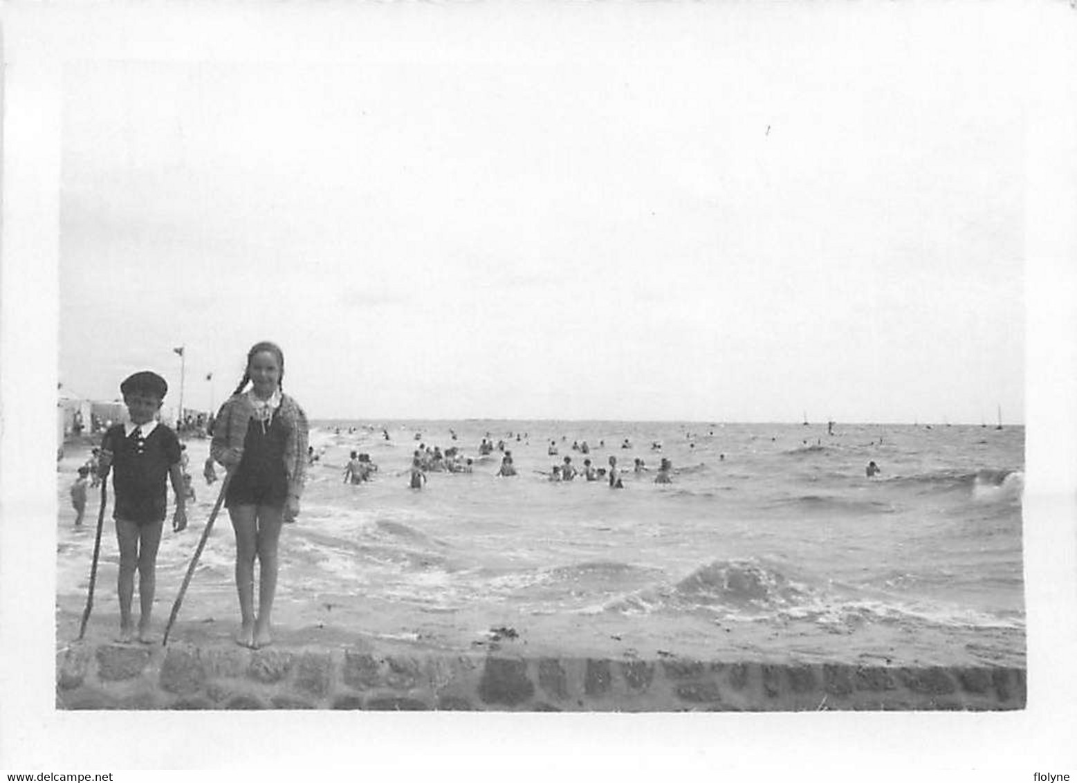 la bernerie en retz - 28 photos anciennes - vue sur la côte , la plage , jeux de plage , jetée , cabines de bains ...