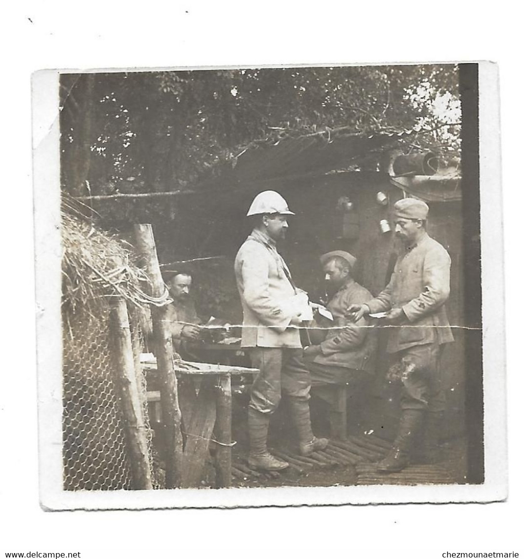 1914 1918 DISTRIBUTION DU COURRIER - PHOTO 6*6 CM (MILITAIRE) - Guerra, Militares