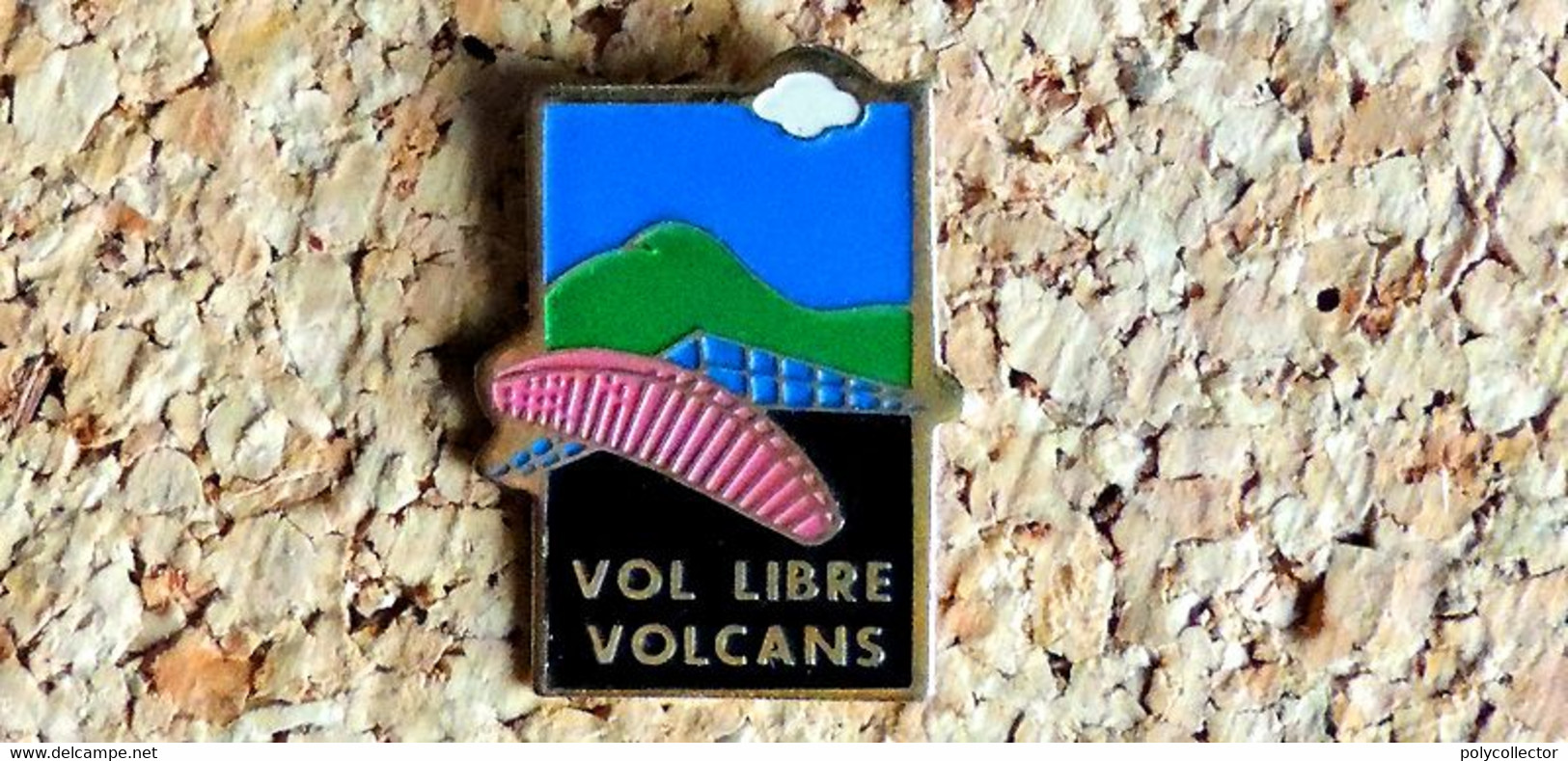 Pin's VOL LIBRE PARAPENTE - VOL LIBRE VOLCANS 63 - Peint Cloisonné - Fabricant Inconnu - Parachutting