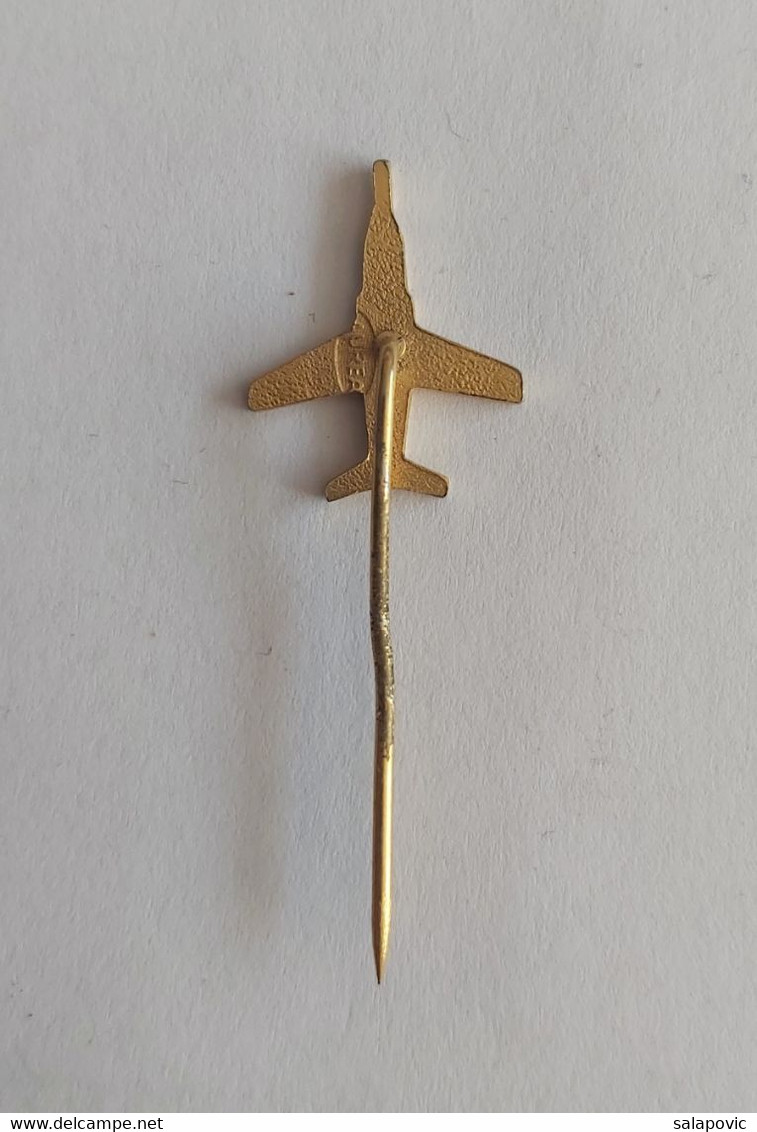 Airplane (Avion / Flugzeug)  SOKO Factory, Mostar Bosnia,  Yugoslavia PINS BADGES P4/6 - Avions