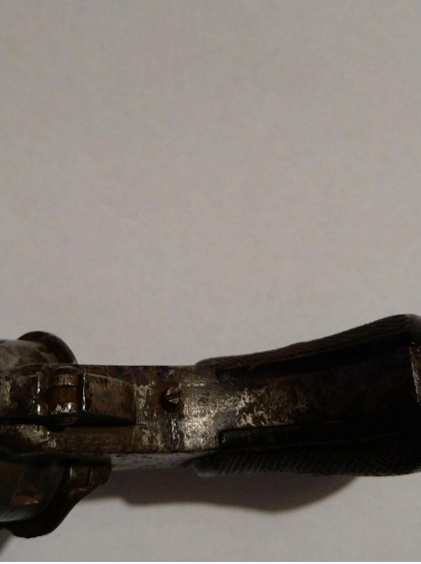 ancien revolver à broche ressemble à un lefaucheux barillet 6 coups