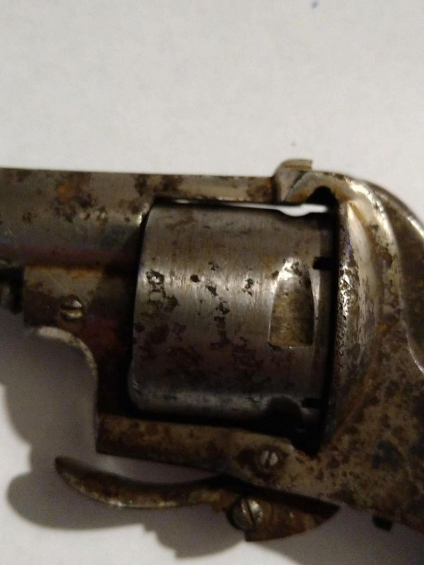 ancien revolver à broche ressemble à un lefaucheux barillet 6 coups