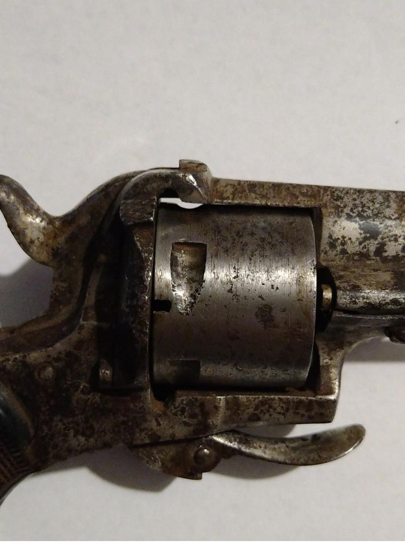 ancien revolver à broche ressemble à un lefaucheux barillet 6 coups