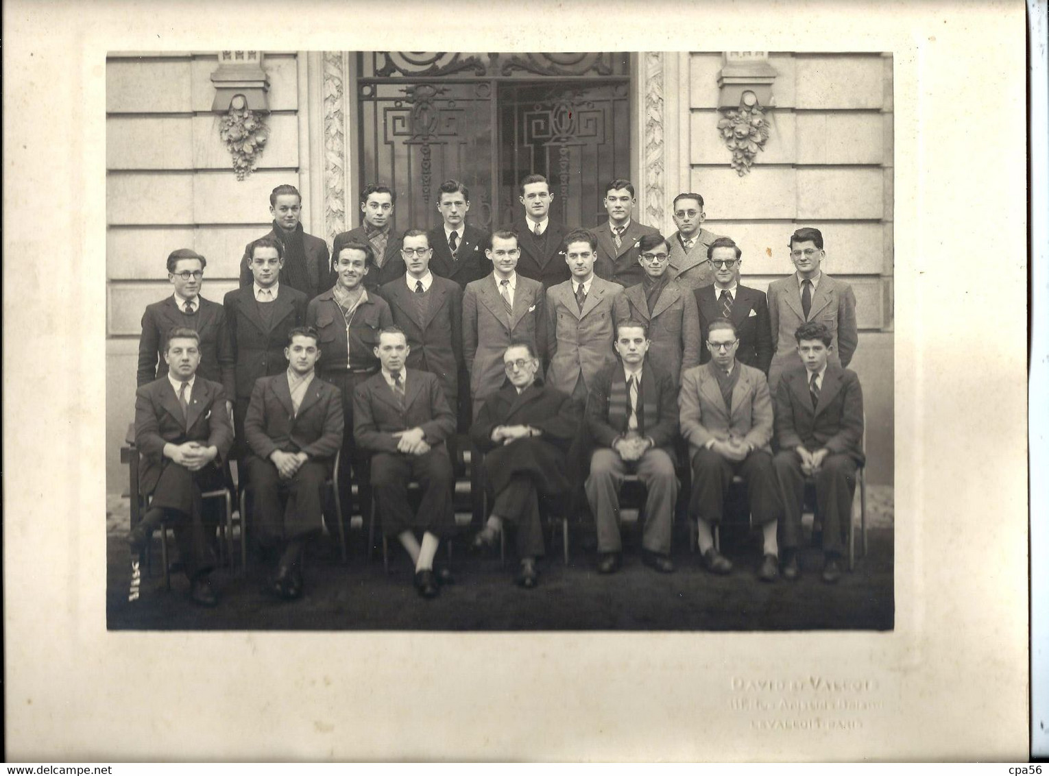 TOURS - Photo Devant L'entrée Du LYCÉE DESCARTES à TOURS - Professeur Et élèves 1944 - Tours