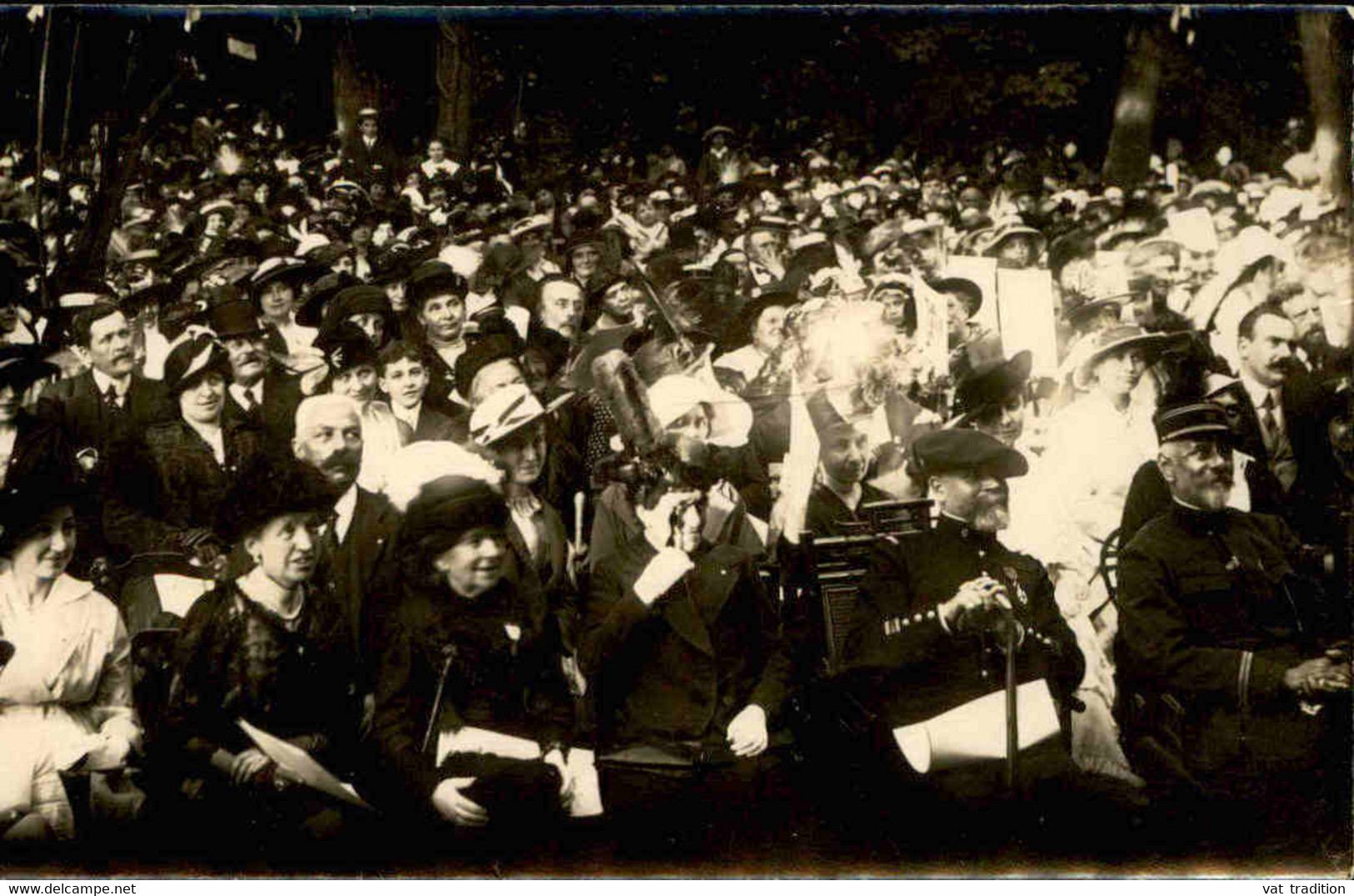 ÉVÉNEMENTS - Carte Postale Photo D'une Foule Avec Au Premier Plan 2 Militaires, Photographe De Paris - L 85695 - Receptions