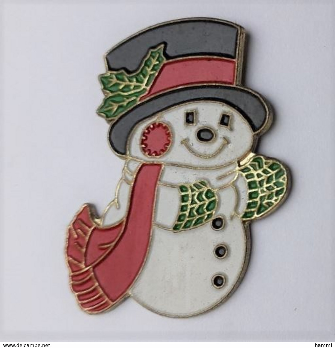 RR241 Pin's Père Noël Christmas Bonhomme Neige Avec Houx Sur Chapeau Moufles Verts Qualité EAF Achat Immédiat - Noël