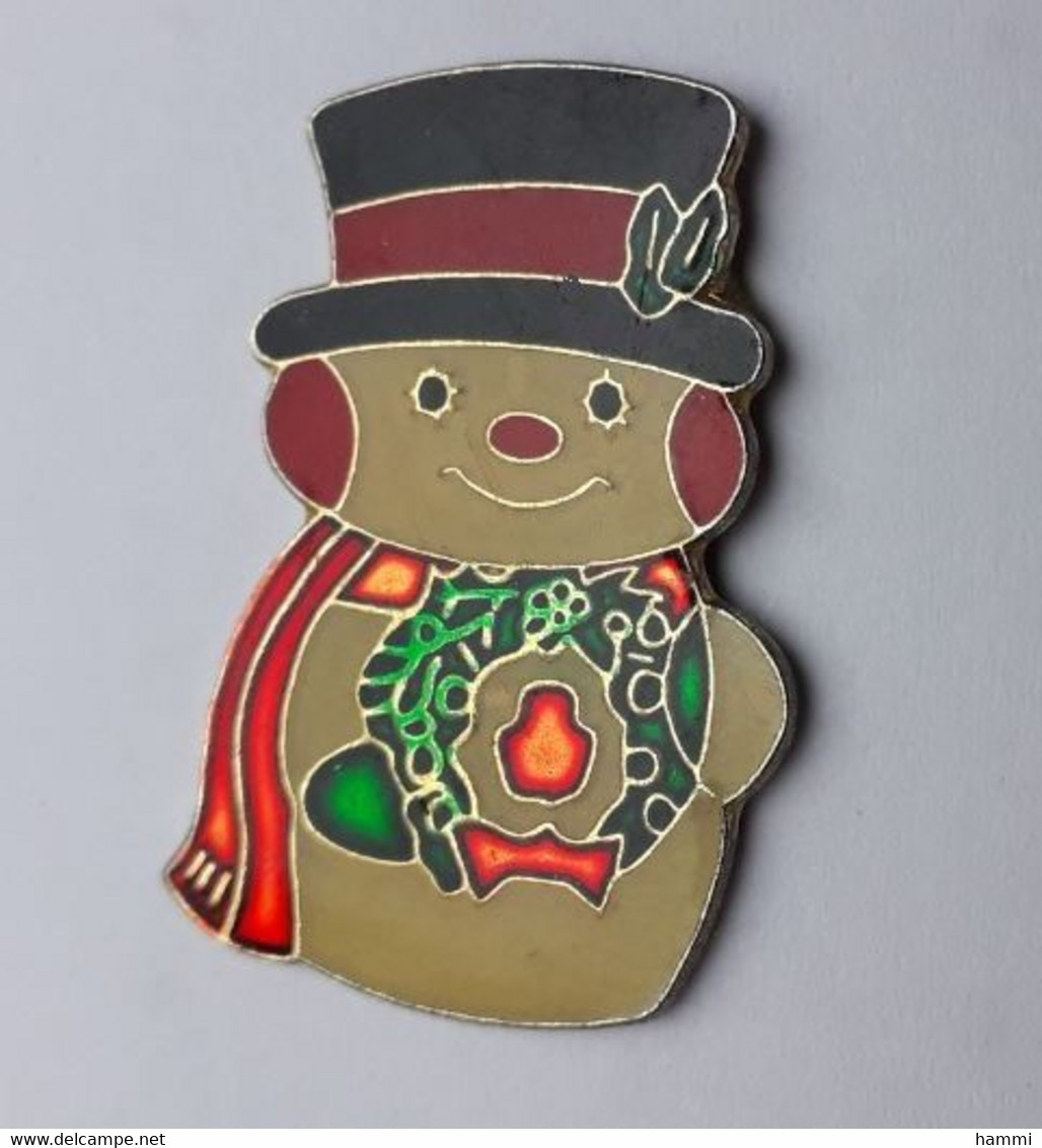 RR259 Pin's Père Noël Christmas Bonhomme Neige Avec Houx Sur Chapeau ET Couronne Sur Ventre Point Rouge Achat Immédiat - Kerstmis