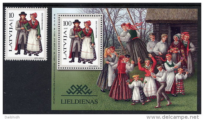 LATVIA  1997 Regional Costumes IV Stamp And Block  MNH / **.  Michel 451, Block 10 - Lettonia