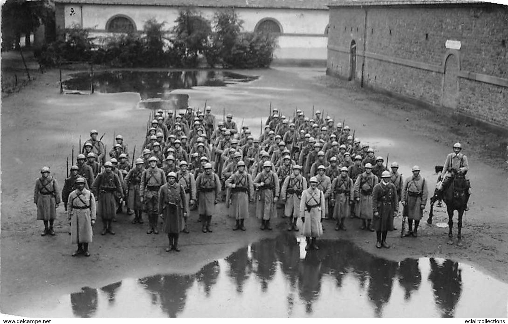 Thème. Militaria:     Carte Photo Non Localisée. La 5 ème Au Retour Des Manœuvres. Aucun Indice. (Voir Scan) - Regiments