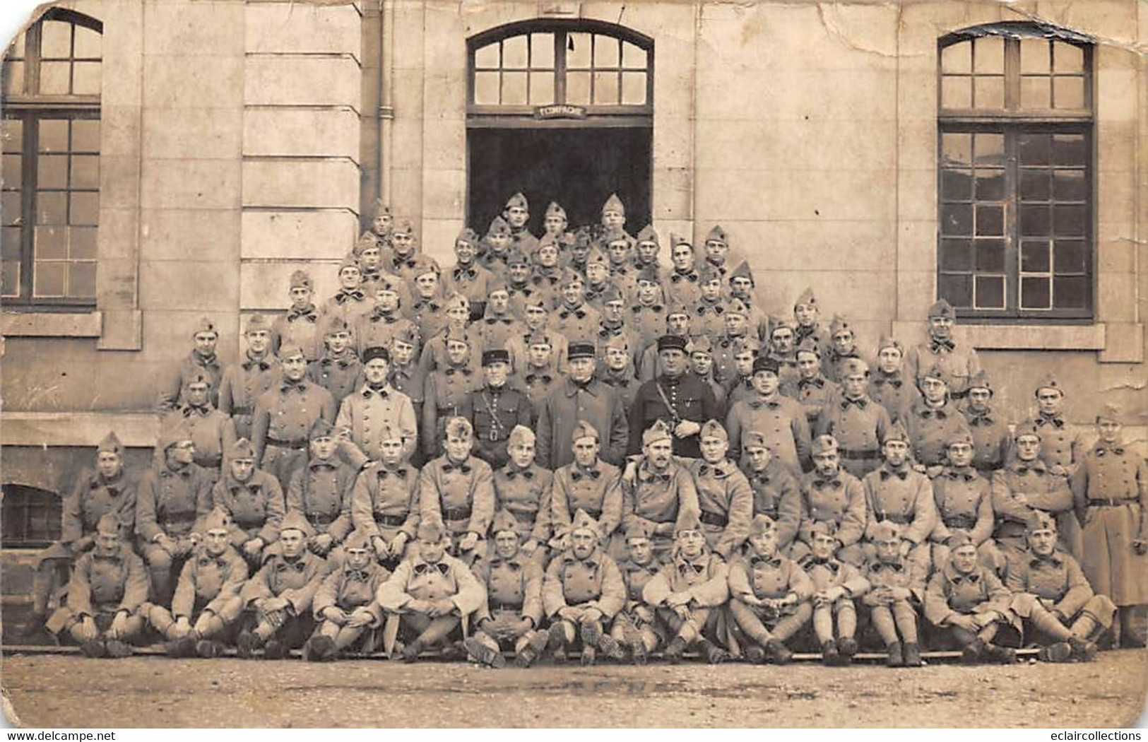 Thème. Militaria:     Caserne.  Carte Photo Non Localisée. Albert Lyon 54 Nancy  Soldats Et Officiers .-.2- (Voir Scan) - Regimente