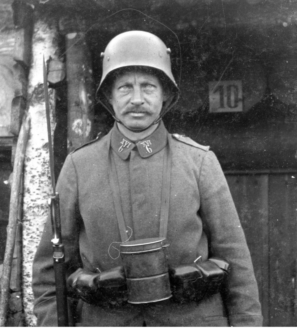 14-18.WWI Fotokarte- Deutscher Soldat . Stellung Landwehr Landsturm Stahlhelm Bajonett Gasmaske.Top !!! Details !!! - 1914-18