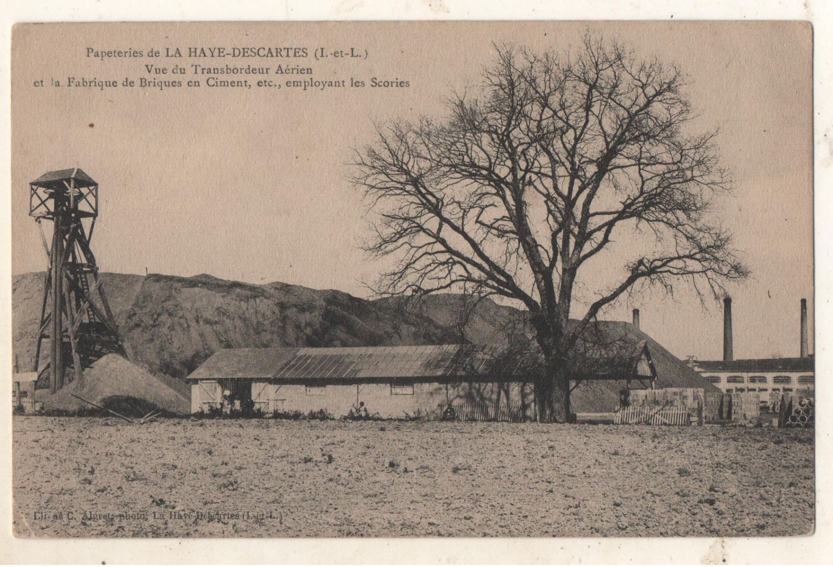 Papeteries De LA HAYE DESCARTES  Vue Du Transbordeur Aérien Et La Fabrique De Briques En Ciment Etc Employant Les Scorie - Otros & Sin Clasificación