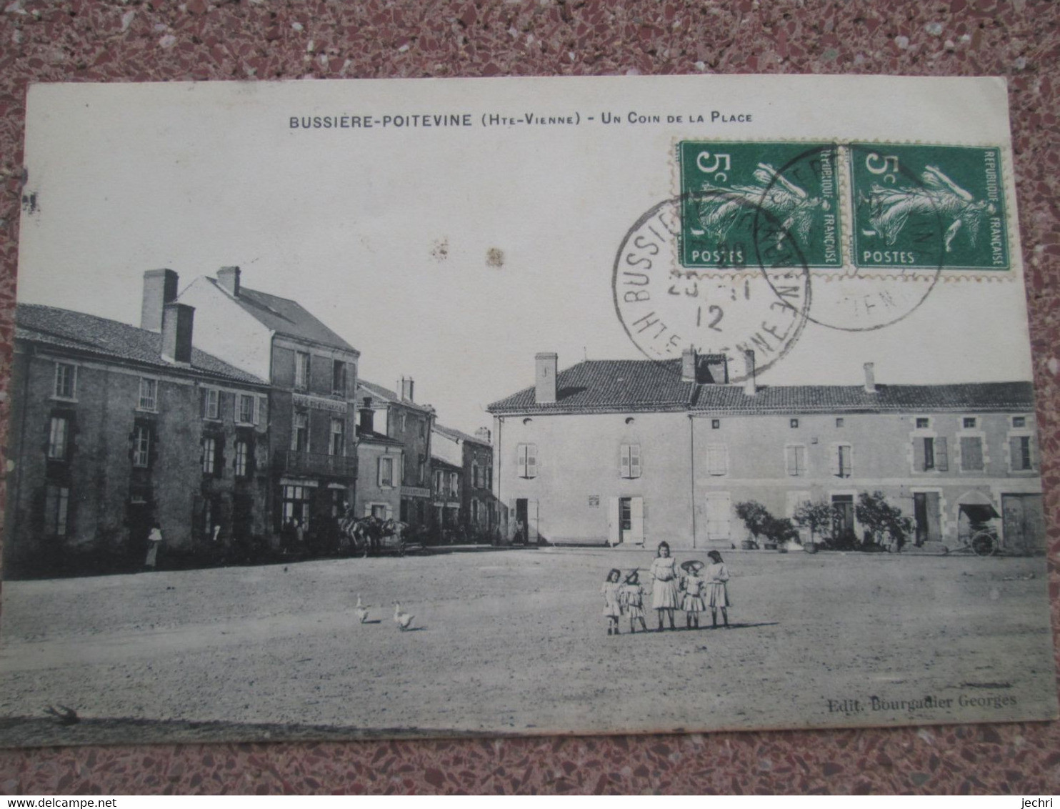 Bussiere  Poitevine. Un Coin De La Place - Bussiere Poitevine