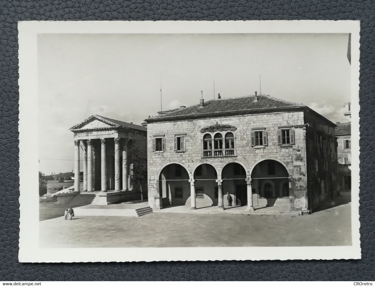 PULA - Croatia, Roman Temple, Postcard Traveled 1954  (aukR45) - Croatia