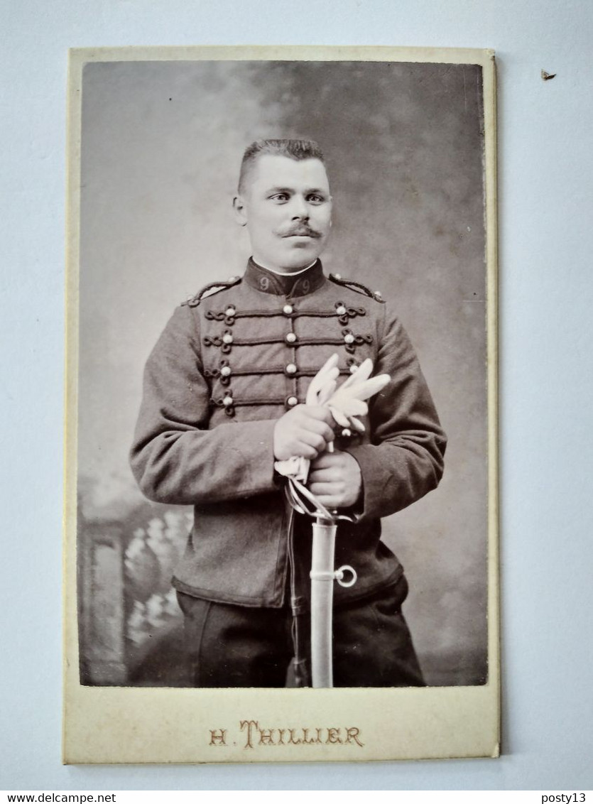 CDV Militaire - Beau Portrait Chasseur à Cheval Debout - 9 Sur Col - Photo Thillier à ANGERS - TBE - Guerra, Militari