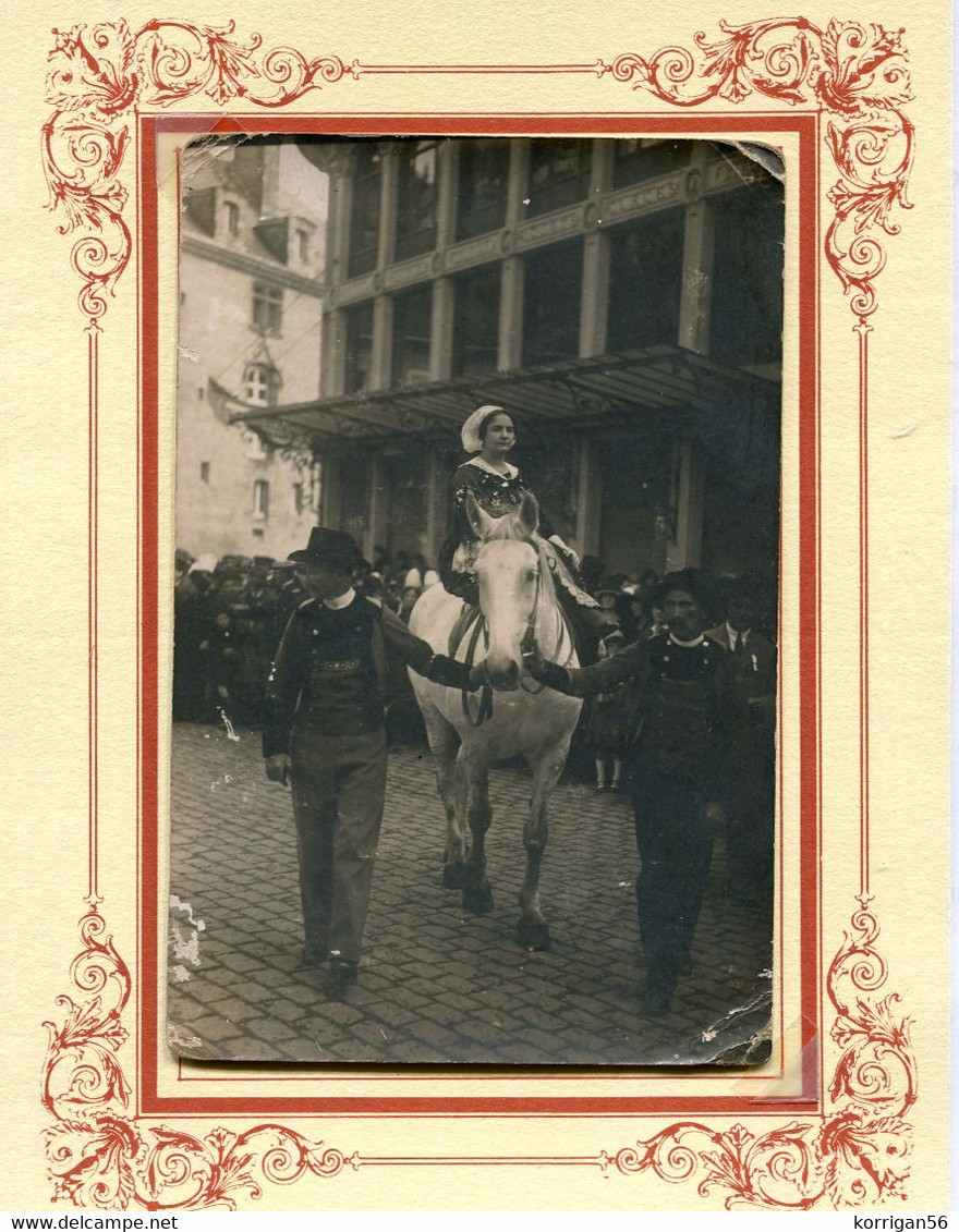 QUIMPER ***   FETE  *** FEMME EN COSTUME BRETON SUR UN CHEVAL *** - Quimper