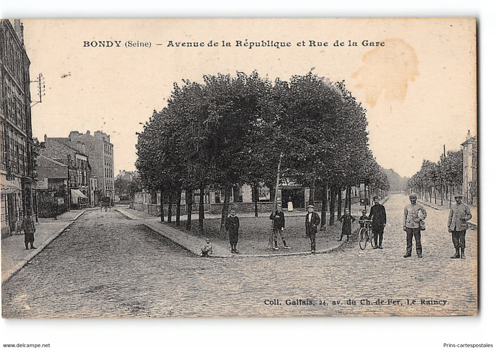 CPA 93 Bondy - Avenue De La République Et Rue De La Gare - Bondy