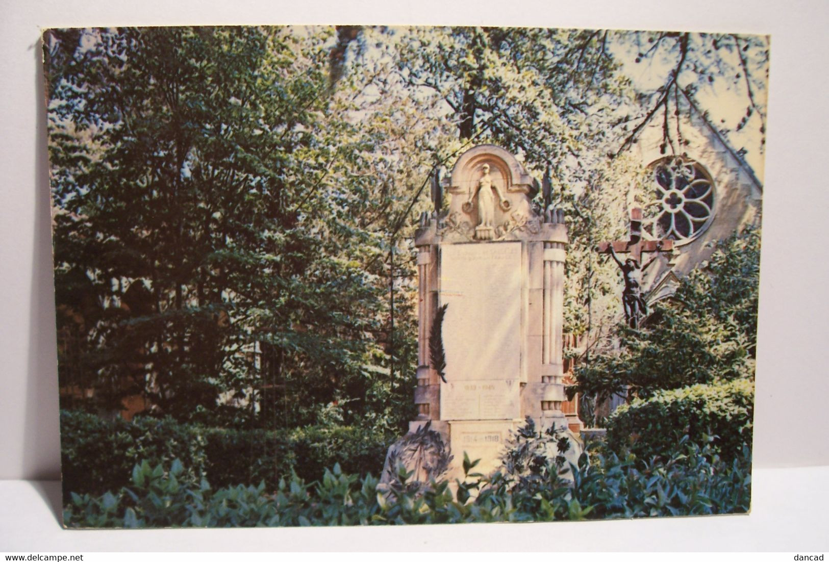 SALLELES - D'AUDE  -    Le Monument Aux Morts Et Le Calvaire  -  ( Pas De Reflet Sur L'original ) - Salleles D'Aude