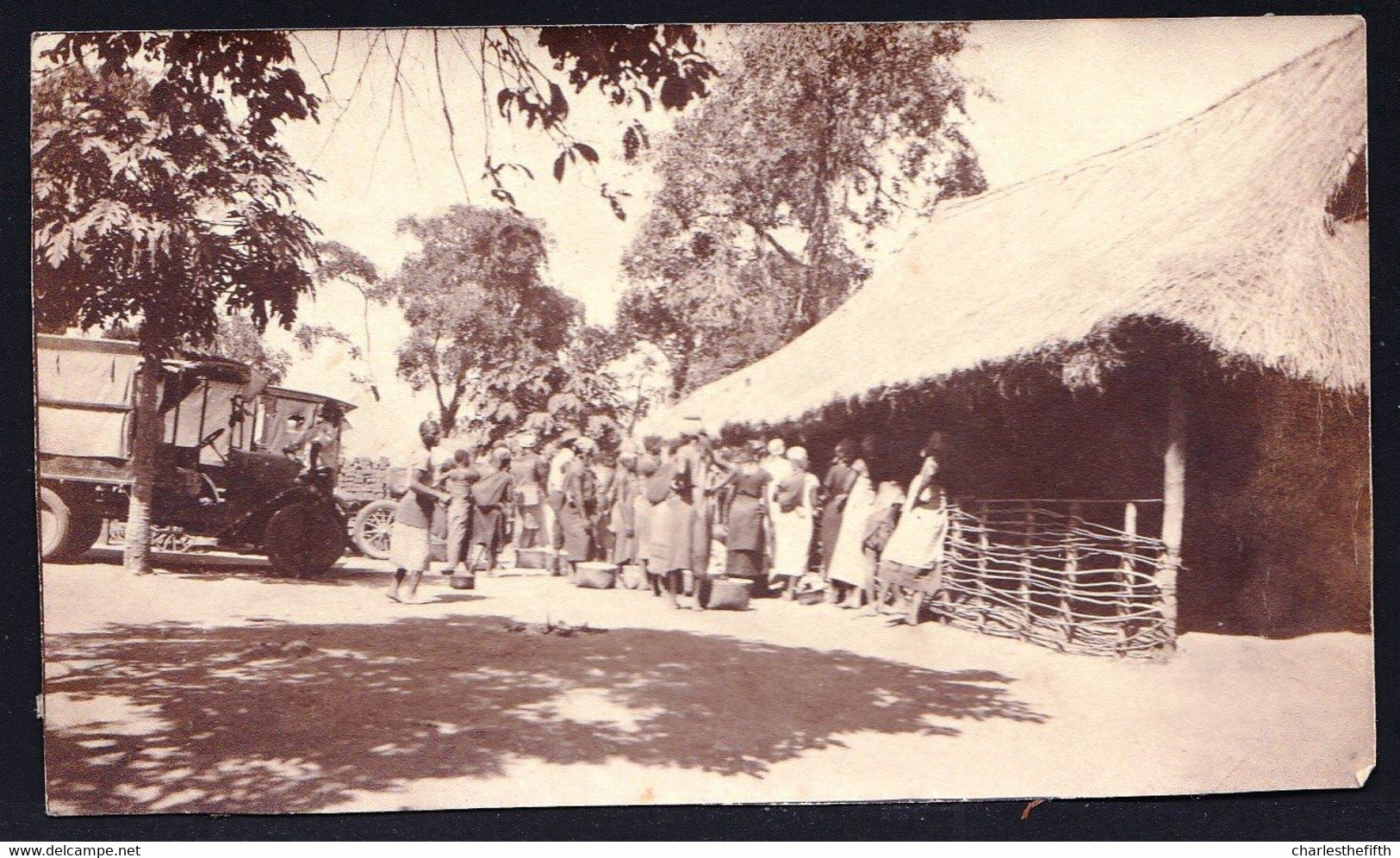 VIEILLE PHOTO COLONISTES BELGE A KASENGA ( Haut Katanga ) VENTE DE FARINE DE MANIOC En 1926 - Afrique