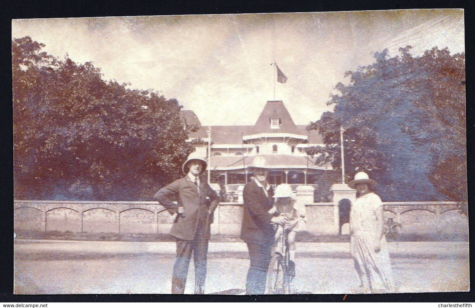 VIEILLE PHOTO COLONISTES BELGE DEVANT LE GOUVERNEMENT ELISABETHVILLE En 1926 - Afrique