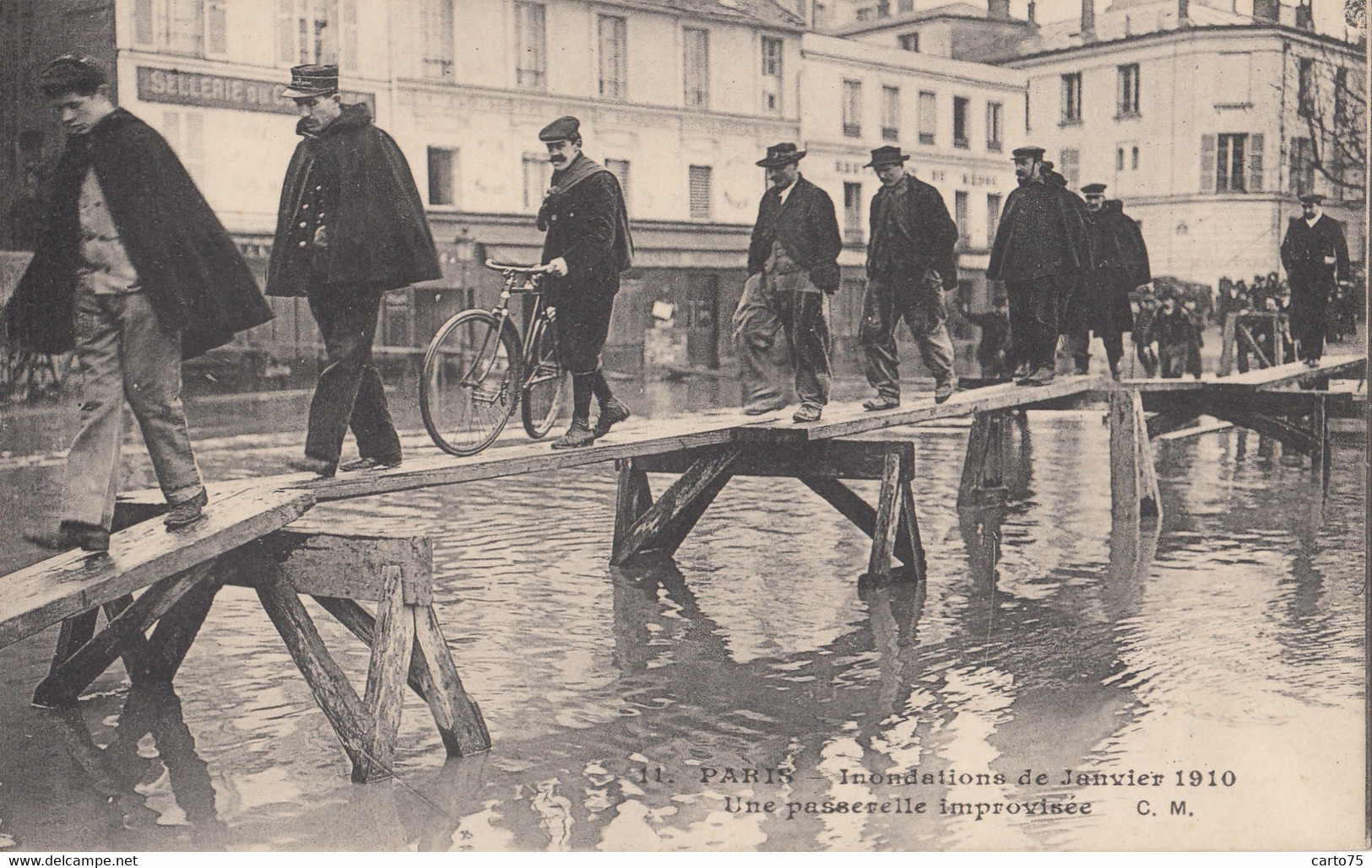 Inondations - Paris 1910 - Passerelle - Cycliste - Policier - Inondations