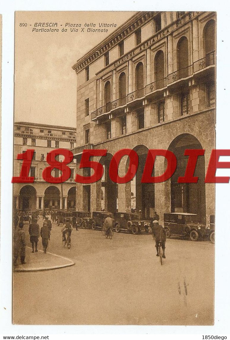 BRESCIA - PIAZZA DELLA VITTORIA  F/PICCOLO VIAGGIATA  BELLA ANIMAZIONE CON AUTO D'EPOCA - Brescia