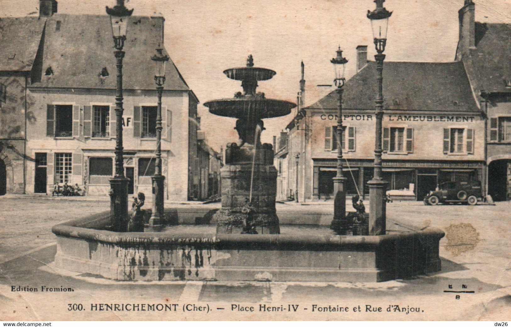 Henrichemont (Cher) Place Henri IV, Fontaine Et Rue D'Anjou, Café - Edition Fromion - Carte N° 300 - Henrichemont