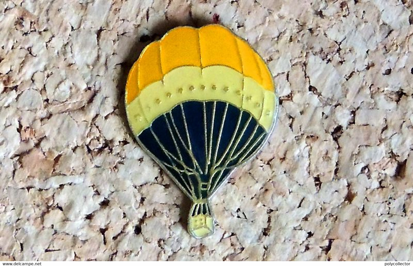 Pin's BALLON MONTGOLFIERE - Générique Jaune Crème Bleu - Verni époxy - Fabricant Inconnu - Avions