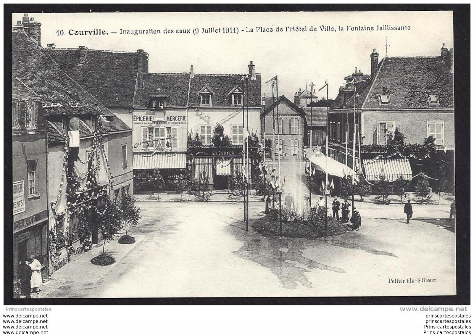 CPA 28 Courville Inauguration Des Eaux 9 Juillet 1911 La Place De L'hotel De Ville La Fontaine Jaillisssante - Courville
