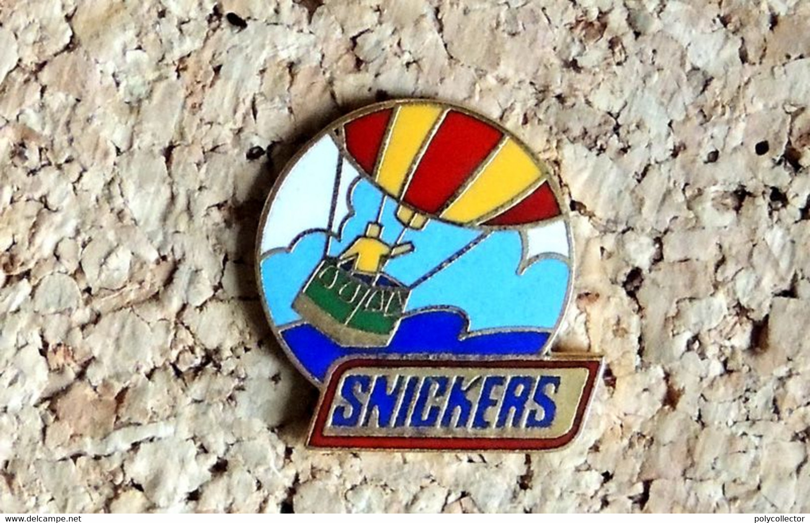 Pin's BALLON MONTGOLFIERE - Confiserie SNICKERS - EMAIL - Fabricant Inconnu - Avions