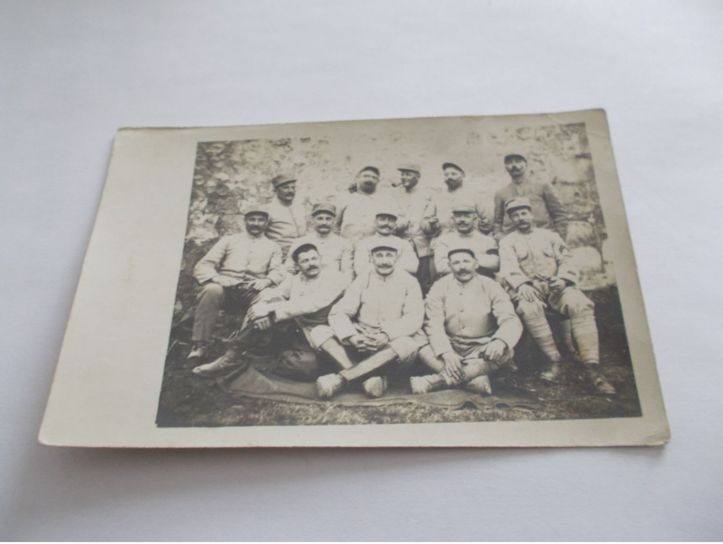 CARTE PHOTO GUERRE MILITAIRES UN GROUPE DEVANT LE CHATEAU DE  CR ?  VOYAGEE 1917 - Otras Guerras