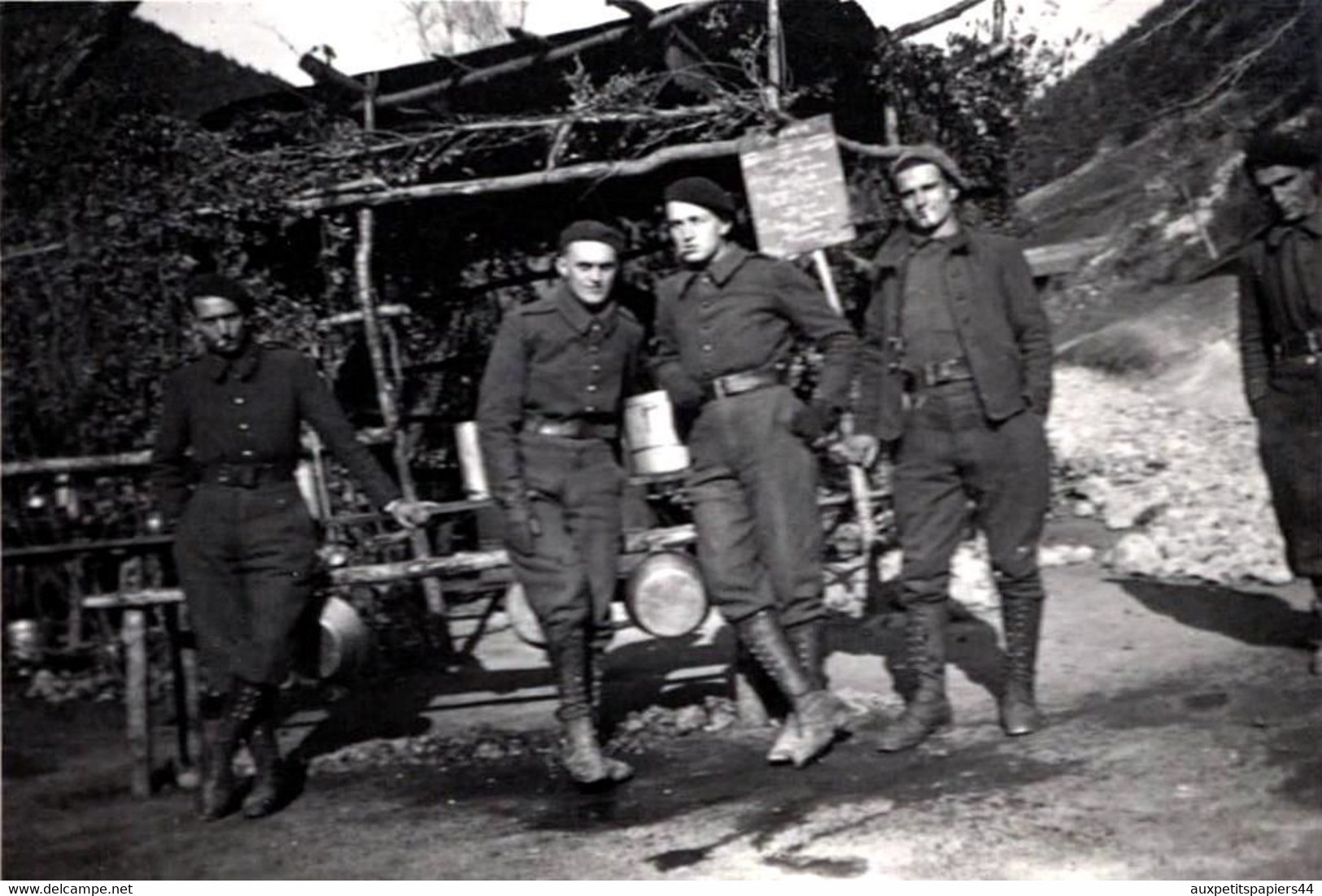 5 Photos Originales Soldats Français aux Bérets, Maquisars, Résistants, chantiers de la jeunesse française CJF ??? A Id.