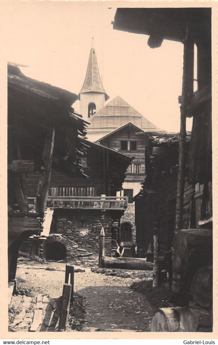 Kippel In Lötschen  Frau Am Brunnen - Lötschental - Kippel