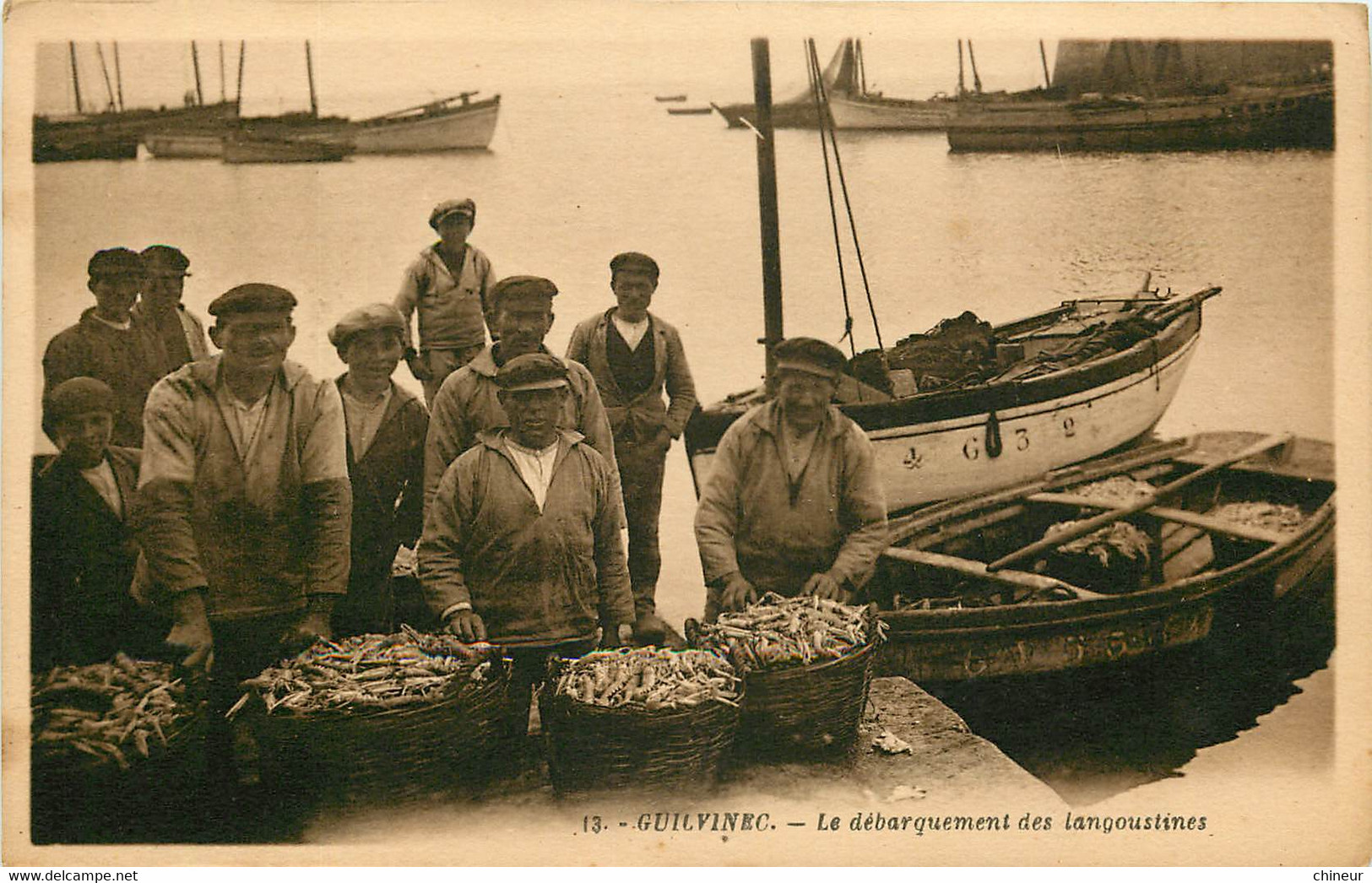 GUILVINEC LE DEBARQUEMENT DES LANGOUSTINES - Guilvinec