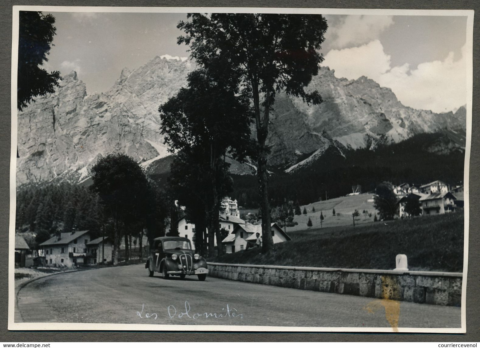 12eme Rallye Des Alpes 1949 - Equipe SEBAN DESCOMS - Dans Les Dolomites (3 Photos) - SIMCA 8 COUPÉ 1949 - Cars