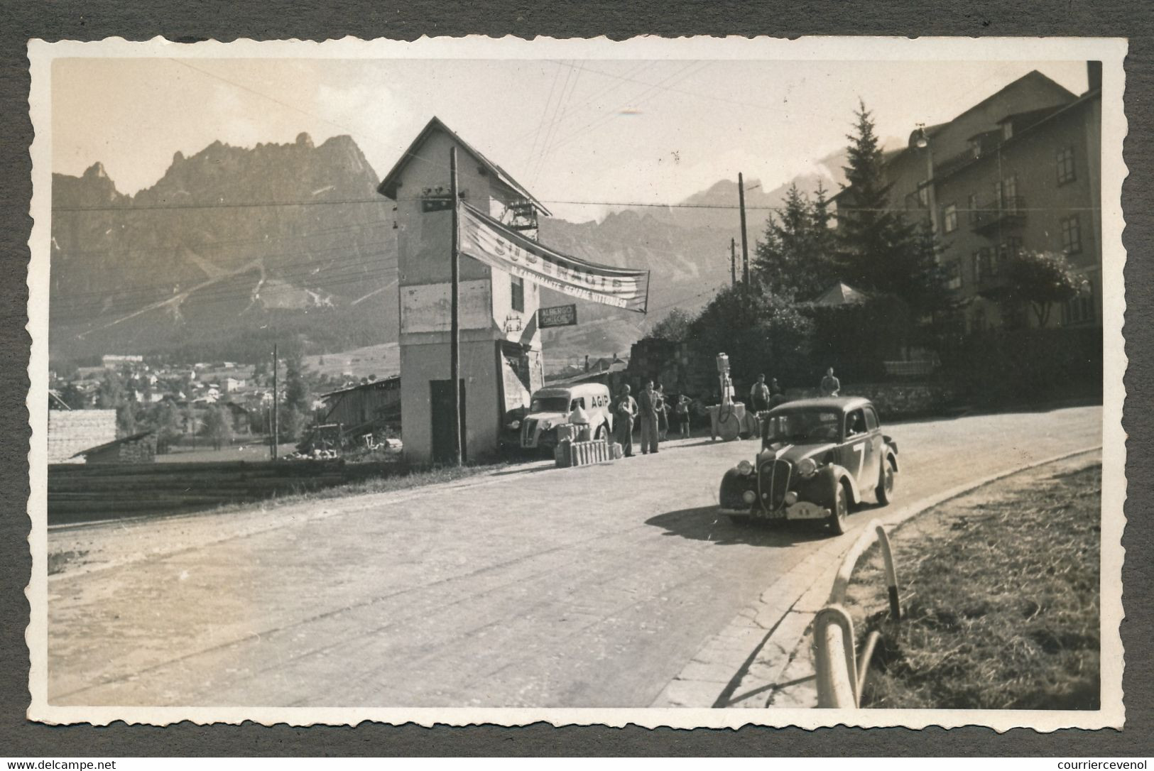 12eme Rallye Des Alpes 1949 - Equipe SEBAN DESCOMS - Dans Les Dolomites (3 Photos) - SIMCA 8 COUPÉ 1949 - Auto's