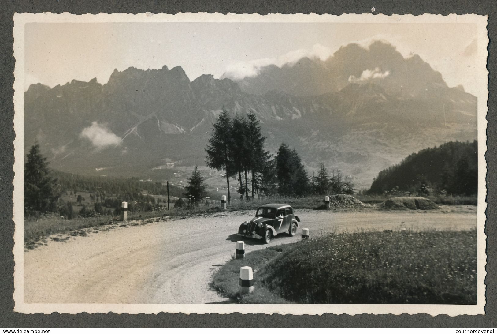12eme Rallye Des Alpes 1949 - Equipe SEBAN DESCOMS - Dans Les Dolomites (3 Photos) - SIMCA 8 COUPÉ 1949 - Auto's