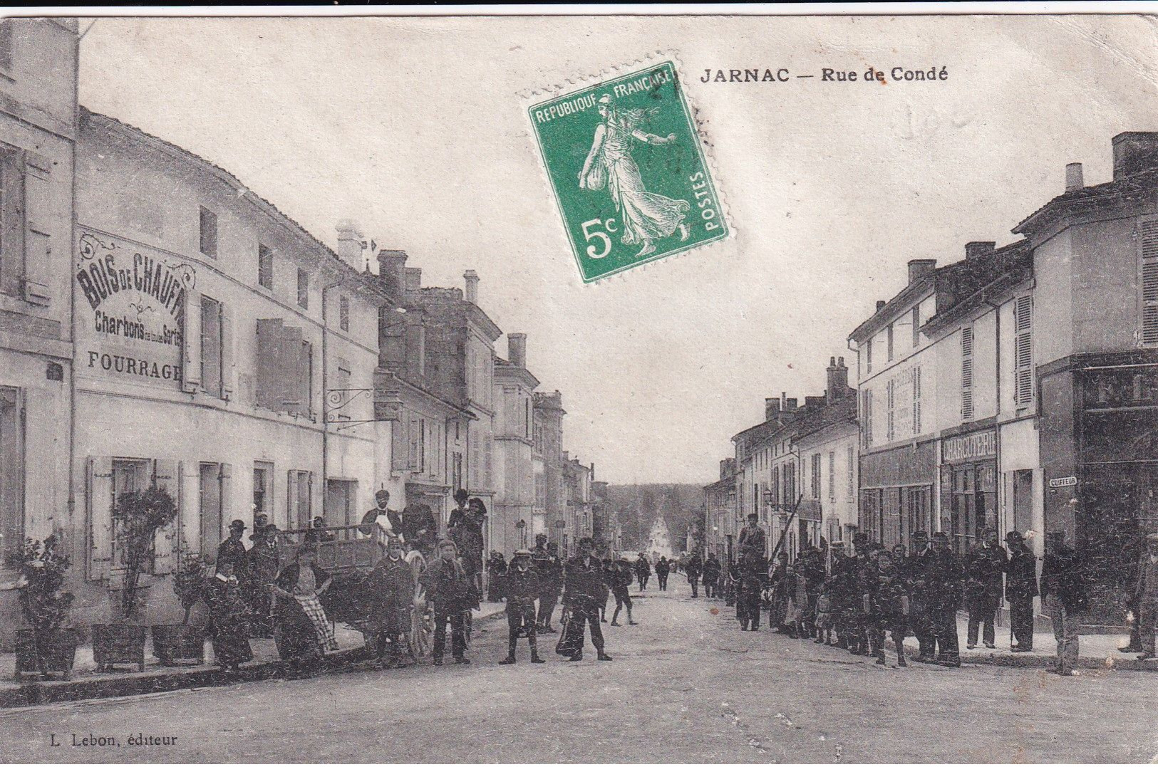 JARNAC " Rue De Condé , Belle Animation (infime Pli) "      N°8217 - Jarnac