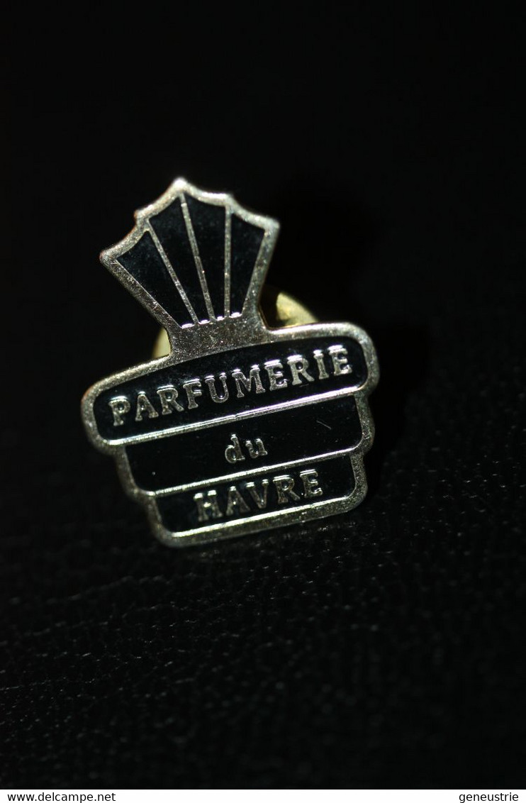 Pin's " Parfumerie Du Havre " Le Havre - Normandie - Parfum - Parfums