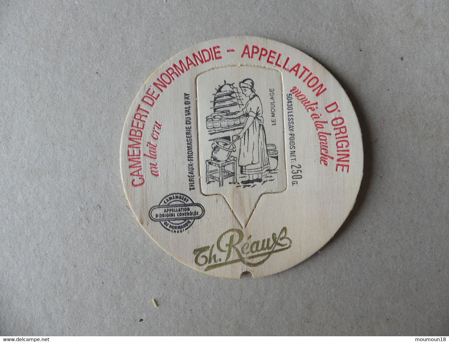 Camembert De Normandie Au Lait Cru Moulé à La Louche TH.Réaux Le Moulage - Kaas