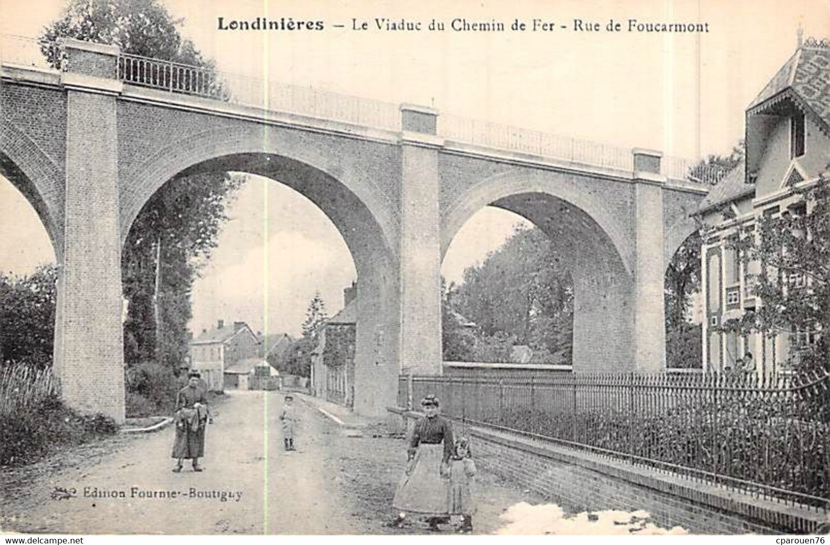 Cpa 76] Seine Maritime Londinières Rue Foucarmont Le Viaduc Du Chemin De Fer Carte Animée - Londinières