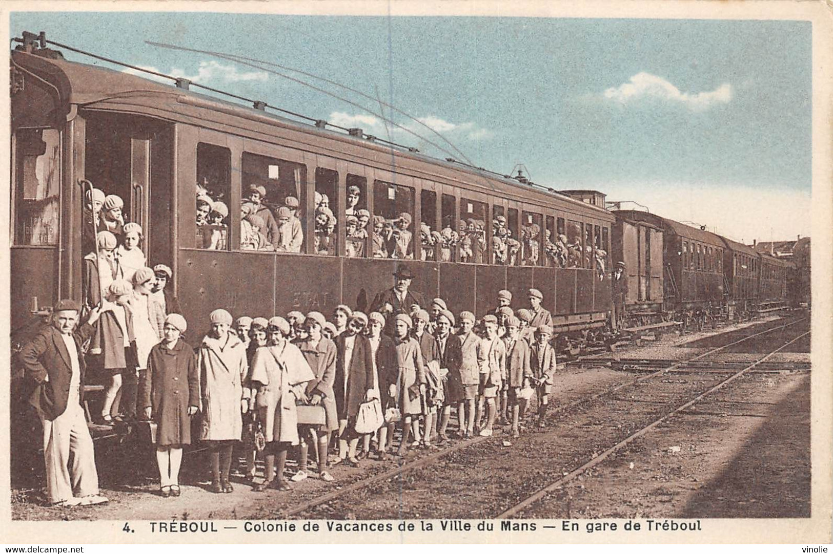 21-2466 : TREBOUL. COLONIE DE VACANCES DE LA VILLE DU MANS. DANS LE TRAIN EN GARE - Tréboul