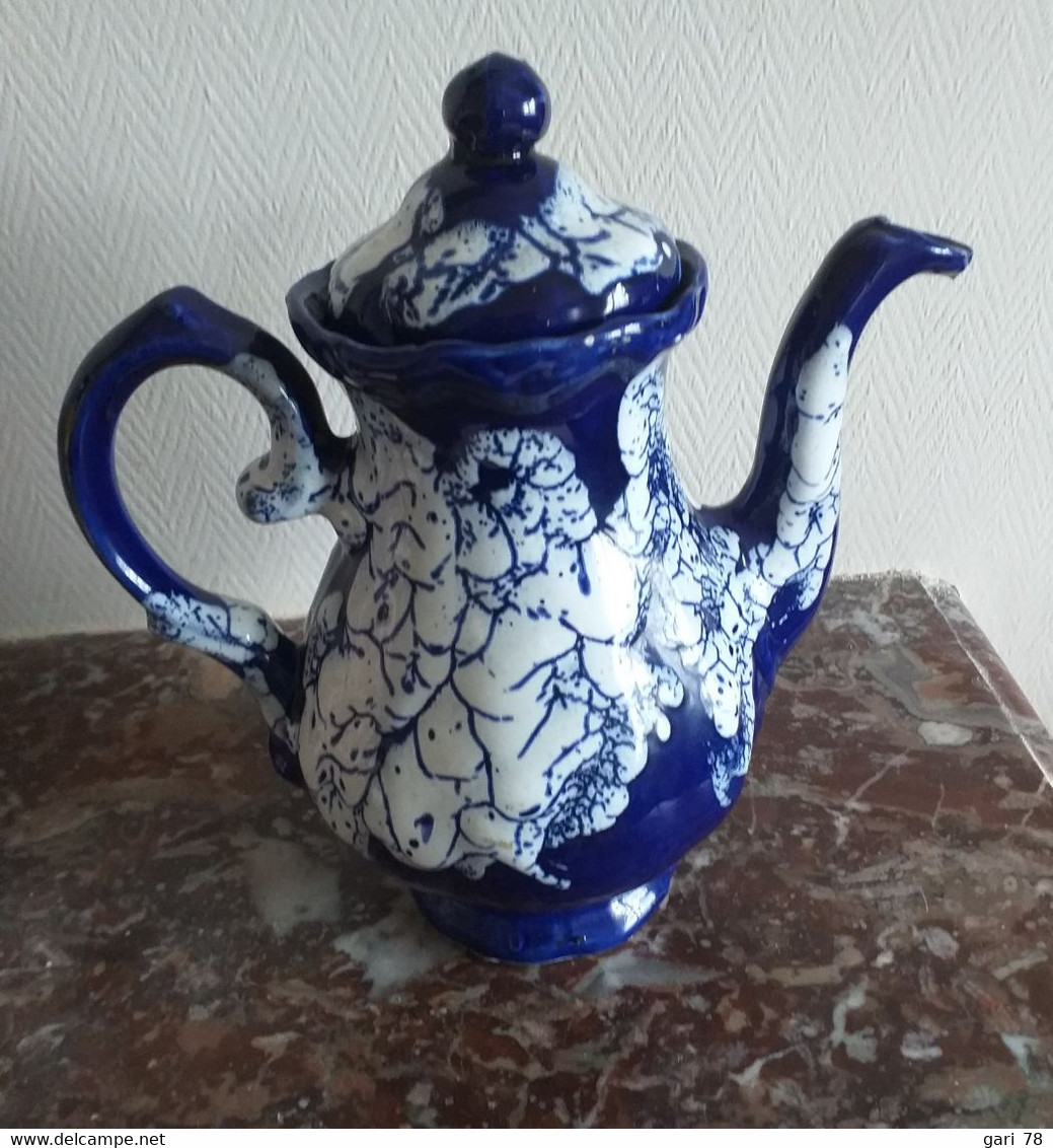 CAFETIERE En Porcelaine De VALLAURIS, Couleur Bleue Et Blanche (VINTAGE) - Vallauris (FRA)