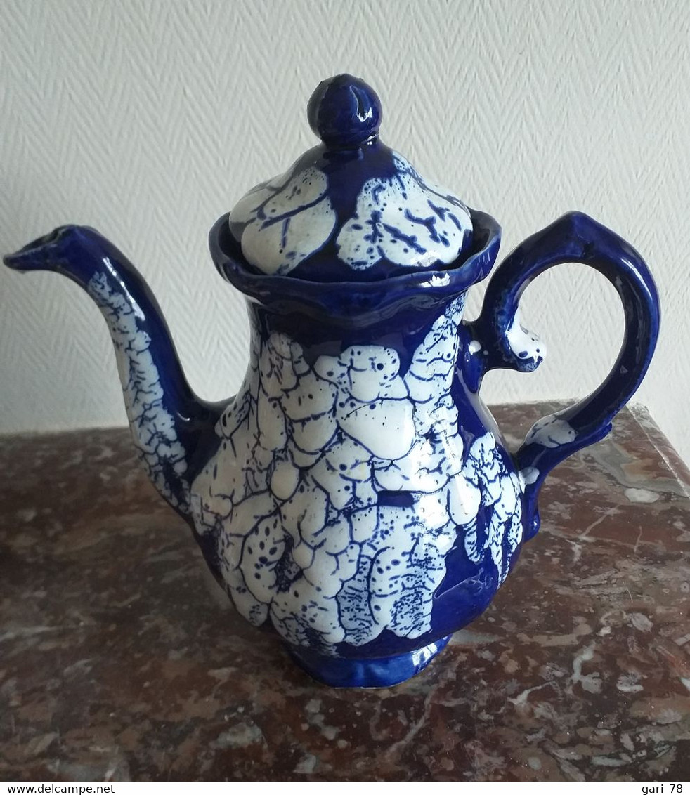 CAFETIERE En Porcelaine De VALLAURIS, Couleur Bleue Et Blanche (VINTAGE) - Vallauris (FRA)